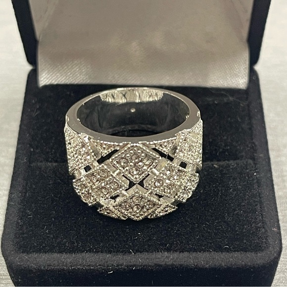 Ladies Fashion Ring - Picture 3 of 3